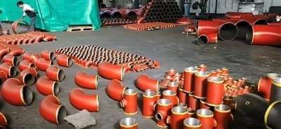 DES RACCORDS DE TUYAUTERIE PERSONNALISÉS EXPÉDIÉS EN INDONÉSIE SONT PEINTS EN ROUGE.